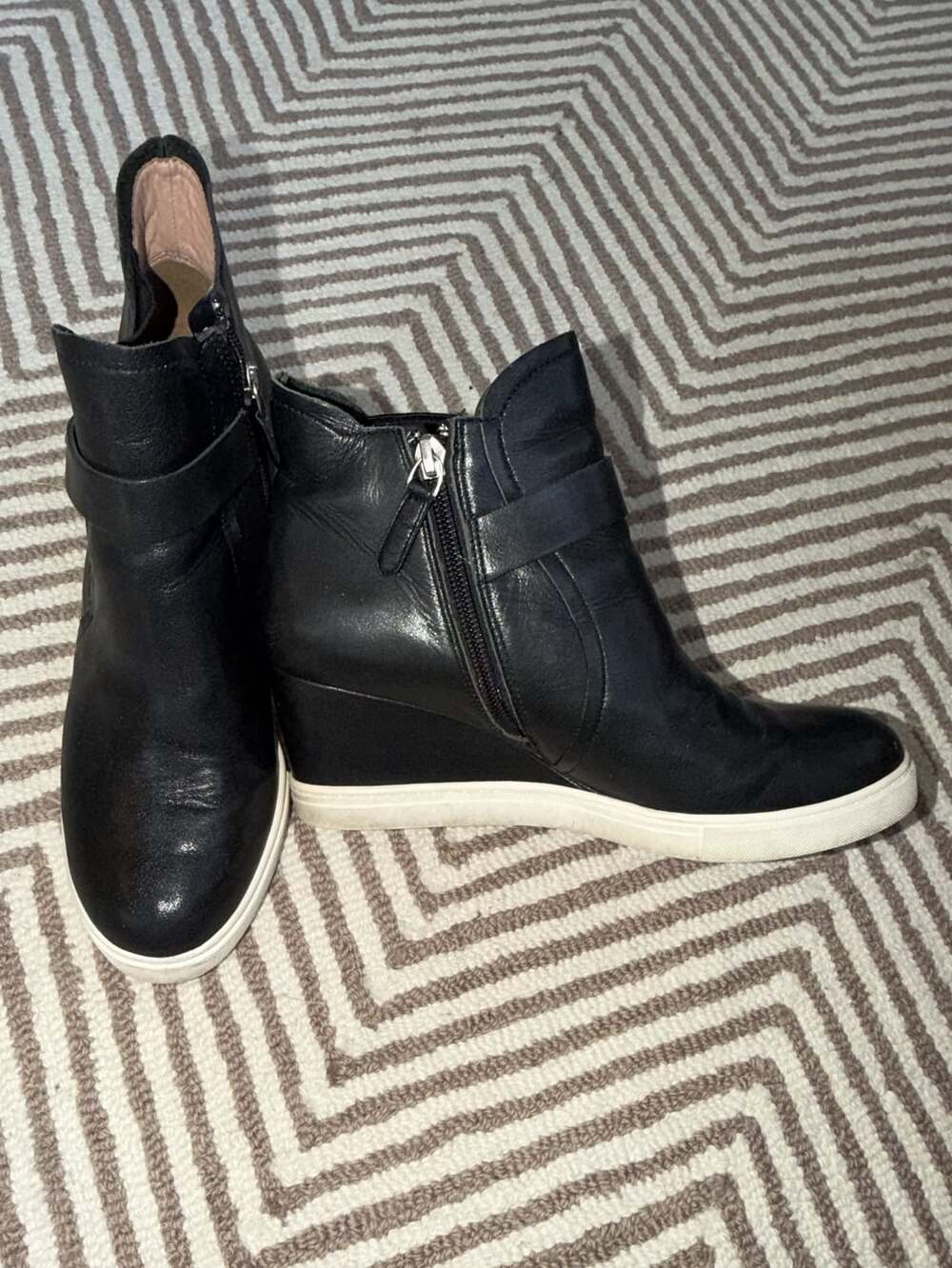 Linea Paolo Freshton Black Leather Wedge Sneaker size 8